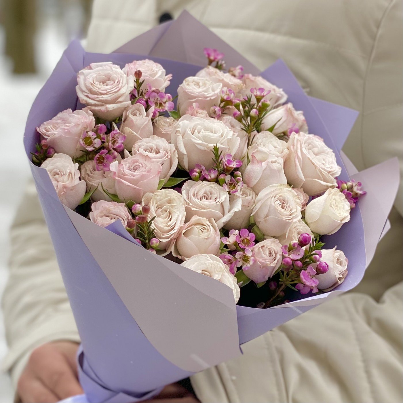 9 кустовых розовых роз Ангел Бомбастик с шамелациумом